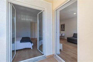 Iron/ironing board, WiFi, bed sheets - Village Carcavelos I Elegance by the Sea Steps from Praia & Santini (Carcavelos)