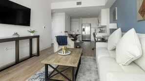 Huoneisto (1 Bedroom) | Oleskelualue | 50–tuumainen äly-TV, jossa digitaalikanavat
