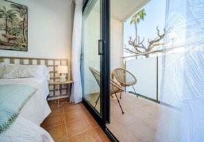 Een strijkplank/strijkijzer, reisbedje, gratis wifi, beddengoed