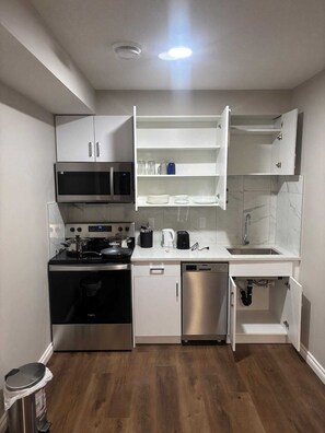 Microwave, oven, stovetop, dishwasher - Cozy Suite in a Quiet Neighbourhood (Edmonton)