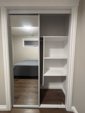 Room - Cozy Suite in a Quiet Neighbourhood (Edmonton)