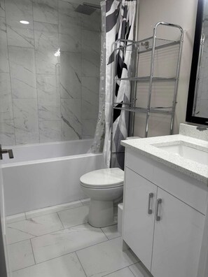Towels, soap, toilet paper - Cozy Suite in a Quiet Neighbourhood (Edmonton)
