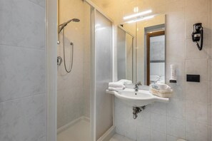 Kostenlose Toilettenartikel, Seife, Shampoo, Toilettenpapier