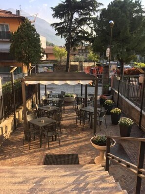 Outdoor dining - Hotel de Nac (Nago-Torbole)