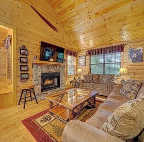 Smart TV - Bear Bottoms Cabin -Cozy Mountain Escape in Young Harris - Blue Ridge Mountains (Young Harris)