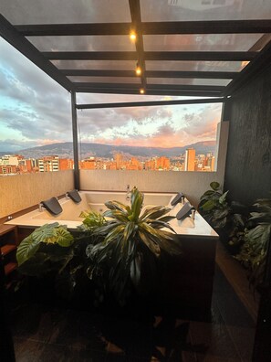 Interior - Luxury Duplex Private bathtub with jet - Rooftop Jacuzzi Terrace & City View (Medellín)