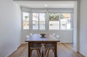 Dining - Village Carcavelos II - Refuge with private backyard 7 minutes from the beach (Carcavelos)