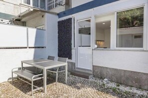Outdoor dining - Vrbo Property (Carcavelos)