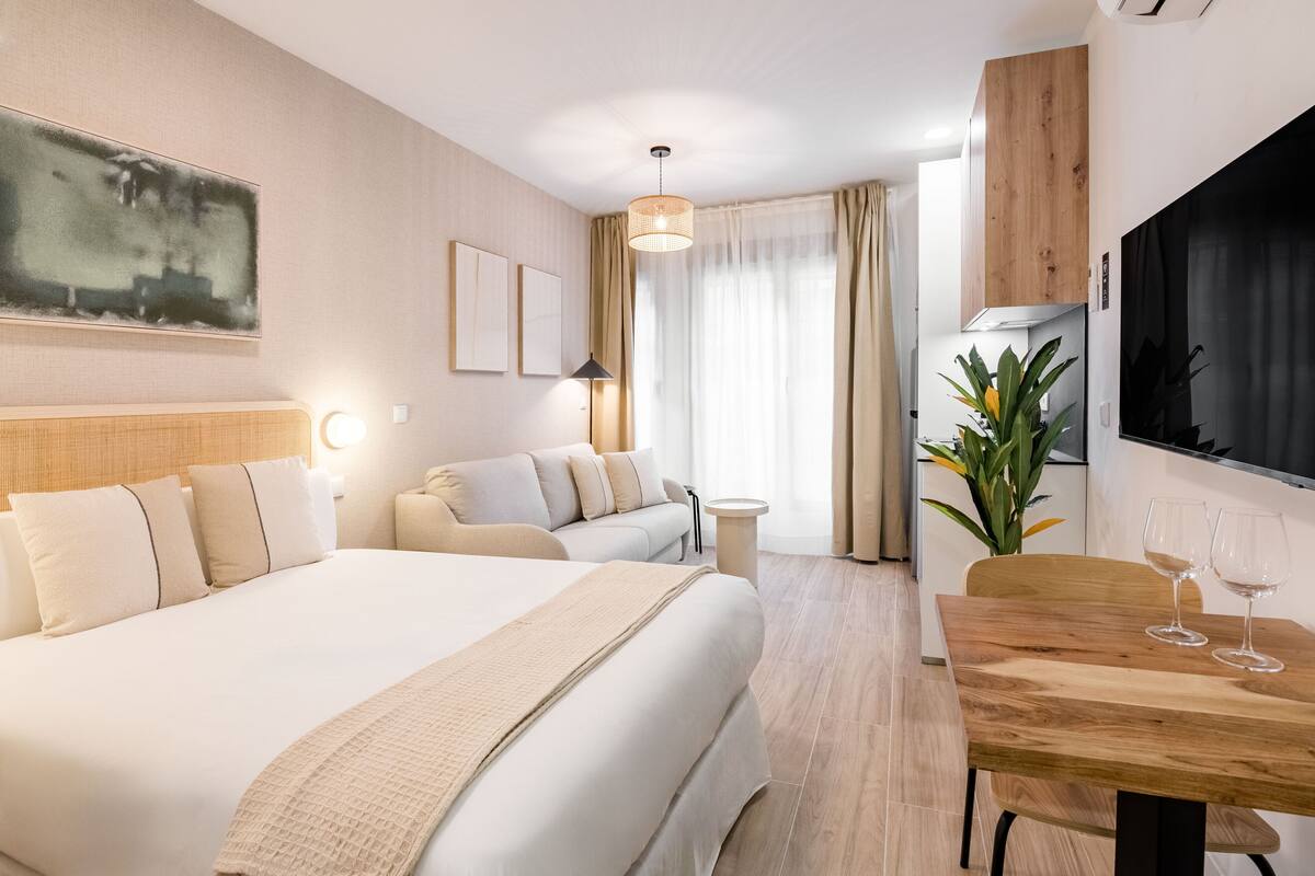 Studio – comfort | Blendingsgardiner, strykejern/-brett og wi-fi (inkludert)