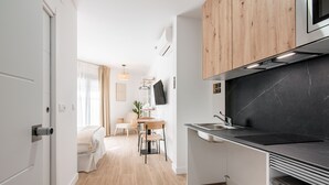 Studio – standard | Eget kjøkken | Kjøleskap, mikrobølgeovn, kokeplater og kjøkkenutstyr