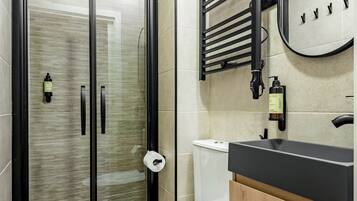 Comfort-Studio | Badezimmer | Dusche, Haartrockner, Handtücher, Seife