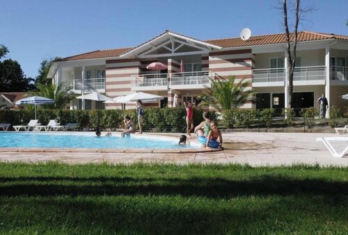 Maisonnette 2 bedrooms in residence with swimming pool 1km beach 2km center Soulac