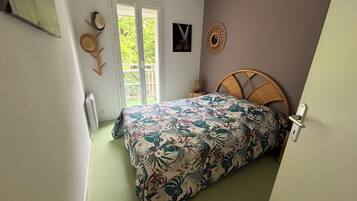 Iron/ironing board, bed sheets