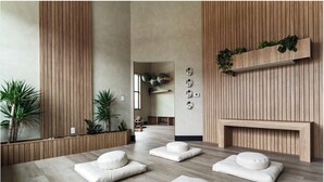 Un moderno spa con paneles de madera, una recepción y una zona de estar con cojines.