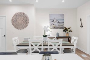 Dining - Luxe Dye Estates Townhome @ Barefoot - Golf, Pool, Hot Tub (North Myrtle Beach)