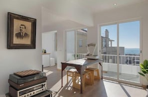 Interior - Manor House with Panoramic View over the Tagus and Atlantic (Cruz Quebrada)