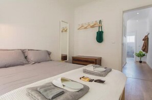 Tabla de planchar con plancha, wifi, ropa de cama