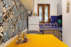 Fridge, oven, coffee/tea maker, electric kettle - Nel Cuore Del Capo House in Palermo (Palermo)