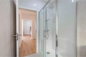 Shower, hair dryer, towels, soap - Apartment with stunning views of the Tagus River and the Atlantic (Cruz Quebrada)