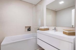 Shower, hair dryer, bidet, towels - Modern Refuge with Pool in Oeiras | 2 Bedrooms Close to the Beach and Lisbon (Oeiras)