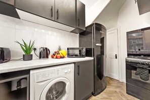 Private kitchen - Modern Cosy Home In Leeds - 6 mins to Leeds City Centre, Free Parking, Wi-Fi (Leeds)