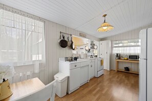Private kitchen - Blue Fox Cottage in Grand Beach (Grand Beach)