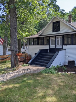 Exterior - Blue Fox Cottage in Grand Beach (Grand Beach)