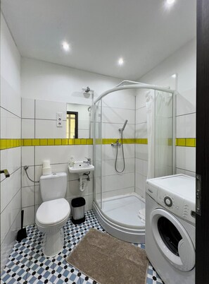 Shower, towels, soap, toilet paper - Cozy Loft Retreat by Chain Bridge – Stunning Danube & Parliament Views (Budapest)