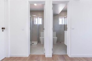 Shower, hair dryer, towels, soap - Carcavelos Sun Apartment (Carcavelos)