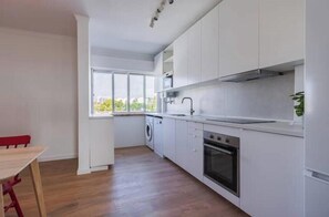 Private kitchen - Carcavelos Sun Apartment (Carcavelos)