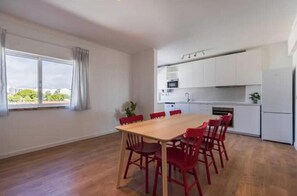 Dining - Carcavelos Sun Apartment (Carcavelos)