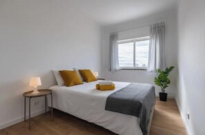 Tabla de planchar con plancha, wifi y ropa de cama 