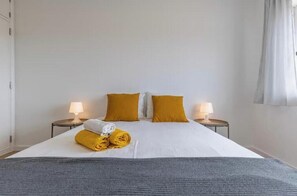Tabla de planchar con plancha, wifi y ropa de cama 