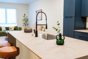 Deluxe-suite - 2 soveværelser | Privat køkken | Køleskab/fryser i fuld størrelse, mikrobølgeovn, ovn, kogeplade
