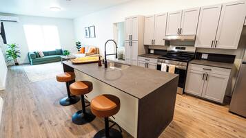 Deluxe Suite, 2 Bedrooms | Private kitchen