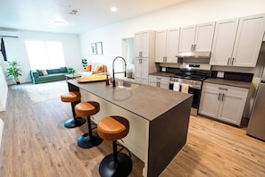 Deluxe Suite, 2 Bedrooms | Private kitchen
