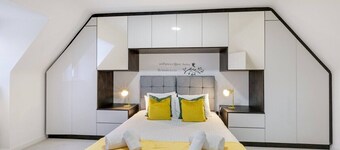 6 Bedroom 3.5 Bathroom House in Bicester Village