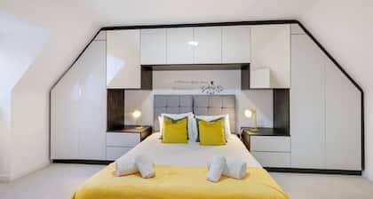6 Bedroom 3.5 Bathroom House in Bicester Village