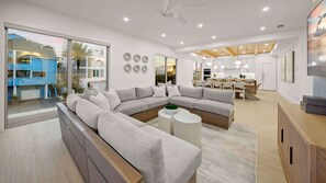 Smart-tv, tv-spel, ett bordtennisbord och kontor