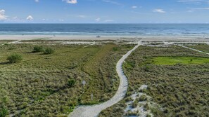 Nära stranden, solstolar och strandhanddukar