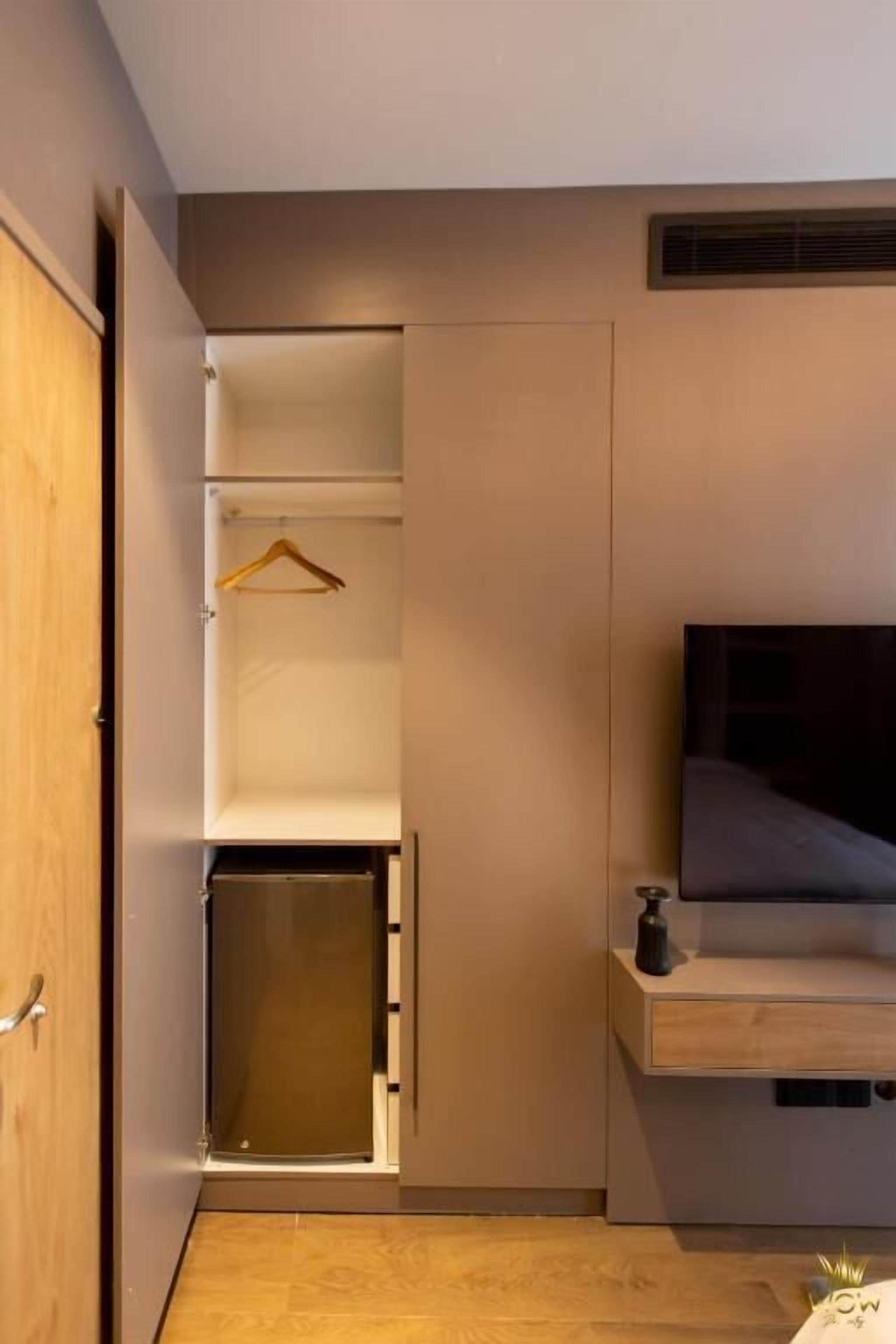 Deluxe Double Room, City View | Interior