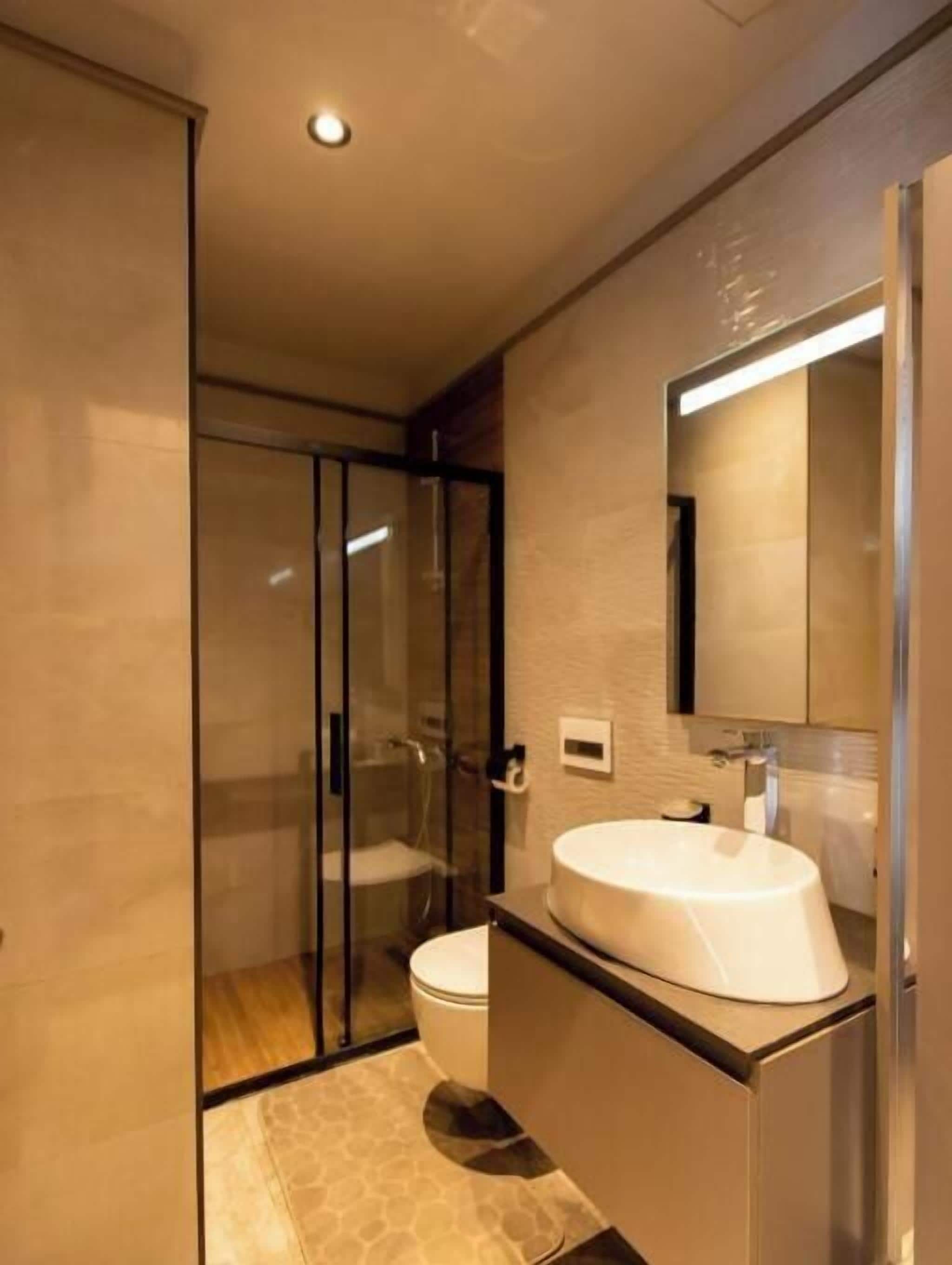 Deluxe Double Room, City View | Bathroom | Slippers