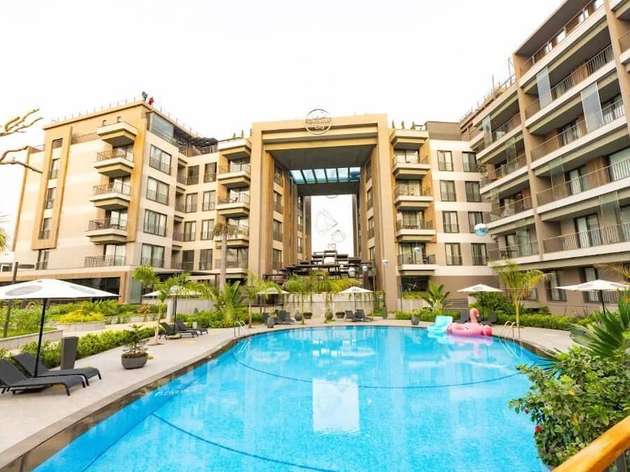 Estúdio luxo, sacada, vista para a cidade | Piscina | 2 piscinas externas