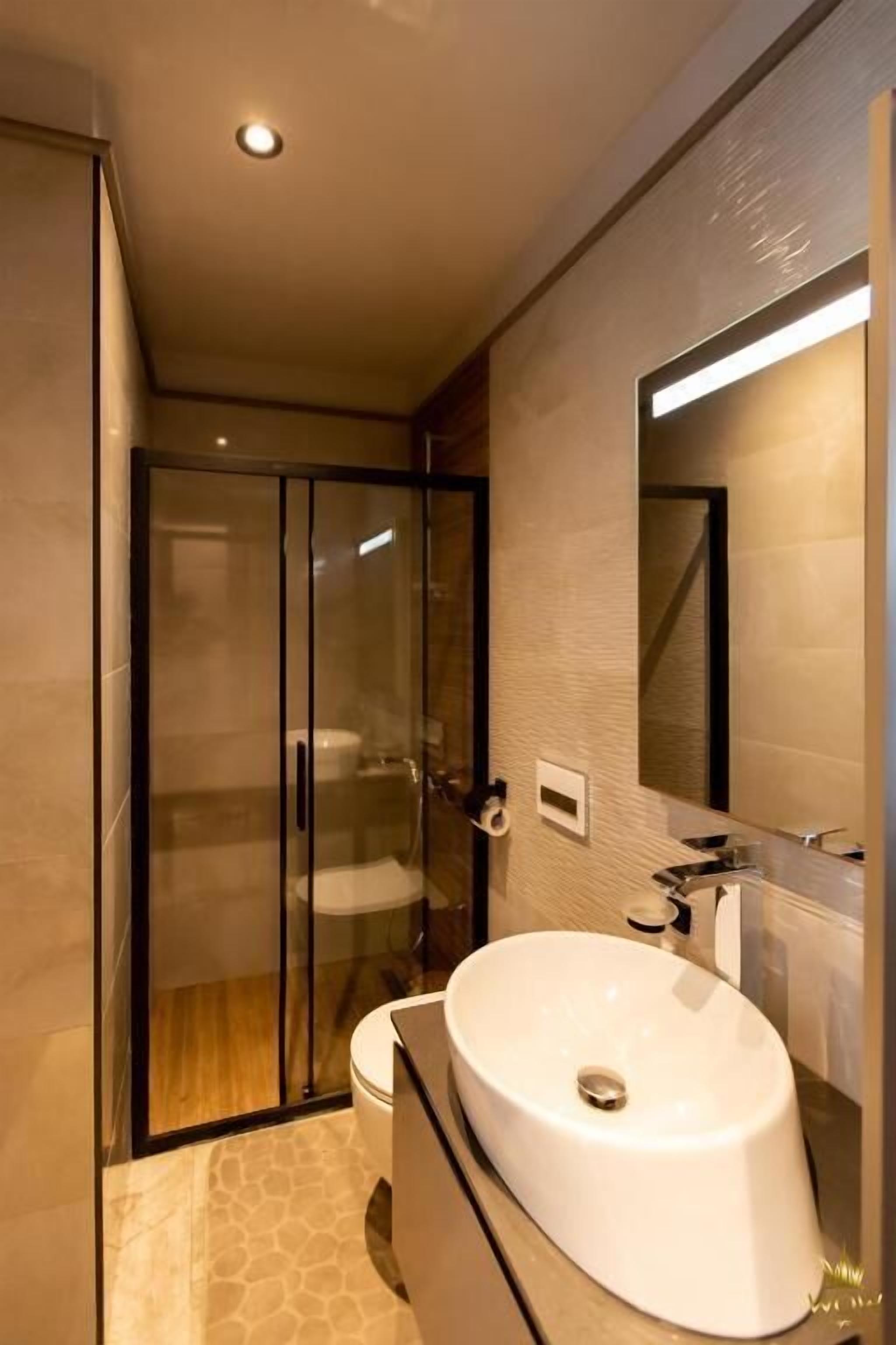 Deluxe Double Room, City View | Bathroom | Slippers