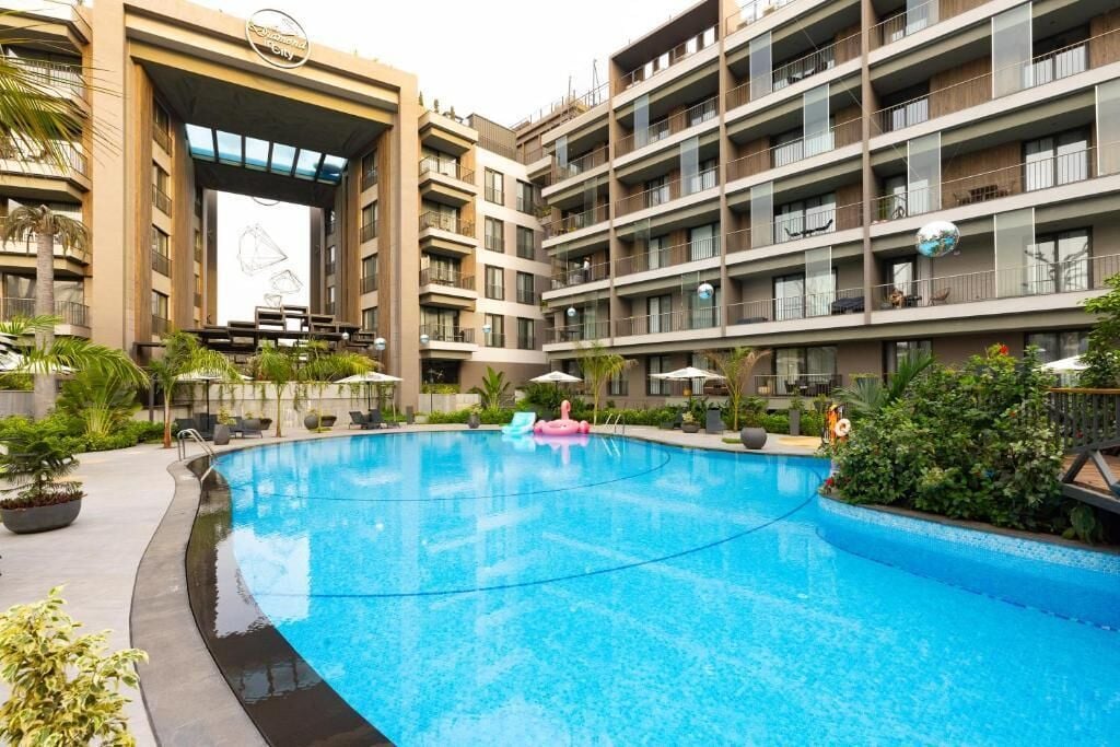2 outdoor pools