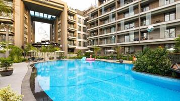 2 outdoor pools