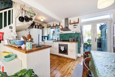 Sunny 3BR w/backyard Near Drumcondra Train Station