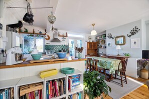 Fridge, microwave, oven, stovetop - Sunny 3BR w/backyard Near Drumcondra Train Station (Dublin)