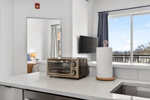 Interior - Private Skyline Balcony Minutes to Broadway (Nashville)