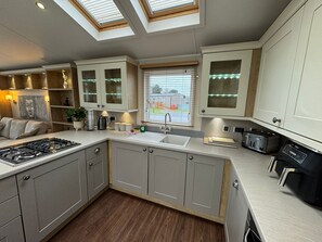 Private kitchen - The Vogue Lodge - Golden Anchor Holiday Park (LM1) (Chapel Saint Leonards)
